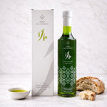 Oro del Desierto extra virgin olive oil bottle with packaging and bread on a white background