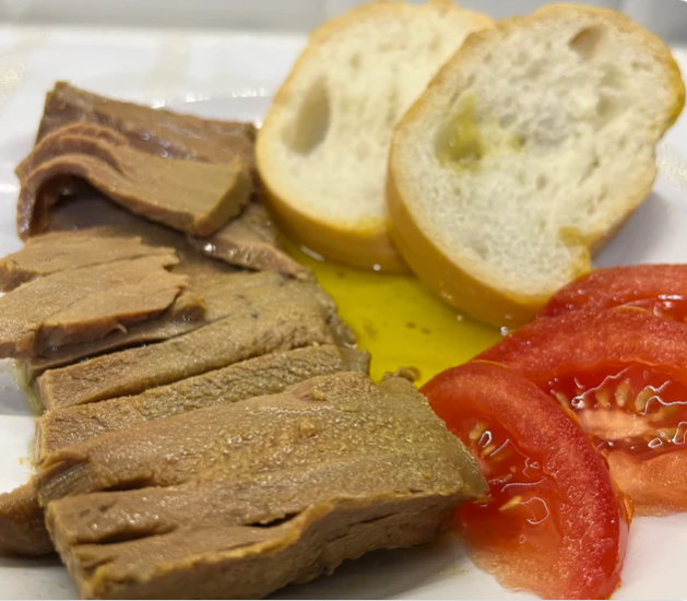 tuna loins with tomato and bread
