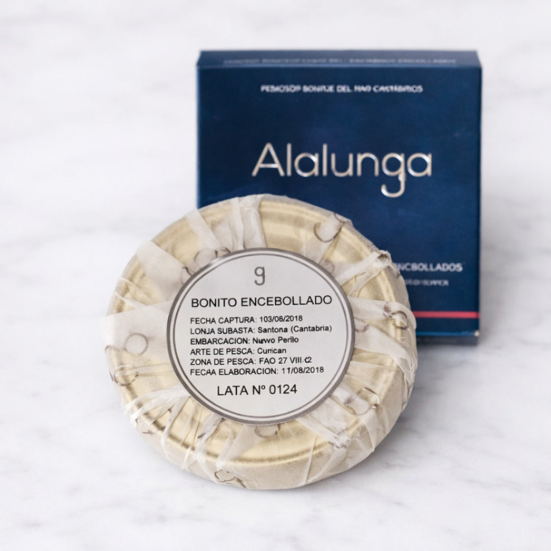 Can of bonito onion sauce Alalunga with packaging labeled 'Alalunga' on a white background