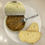 canned tuna loins with sauteed onions and bread